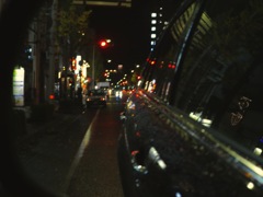 鏡越しの駅前通り