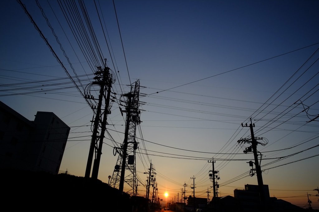 夕暮れ　空と電線　２