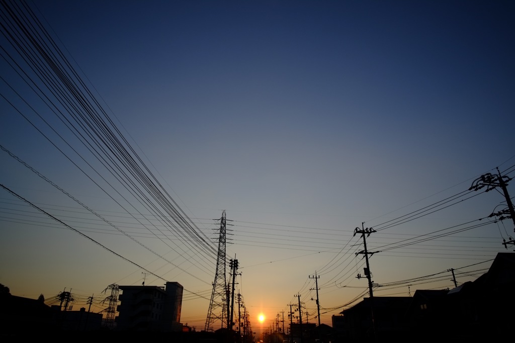 夕暮れ　空と電線１