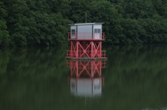 池にうつる塔