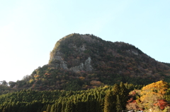 顔のような山