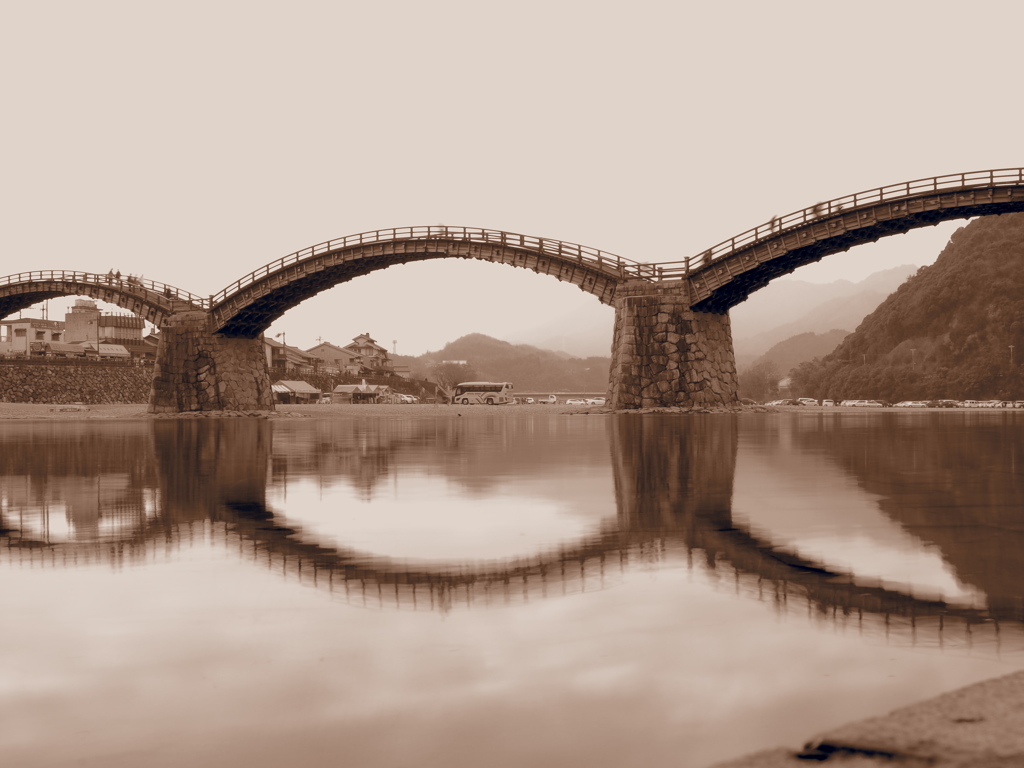 水面に映る錦帯橋