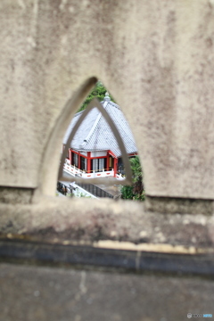 小窓の先には