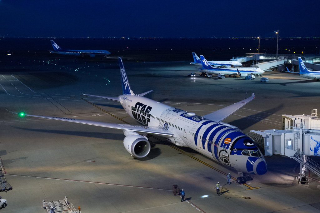 夜のR2-D2 ANA STAR WARS JET