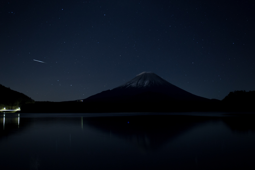 富士と流れ星？