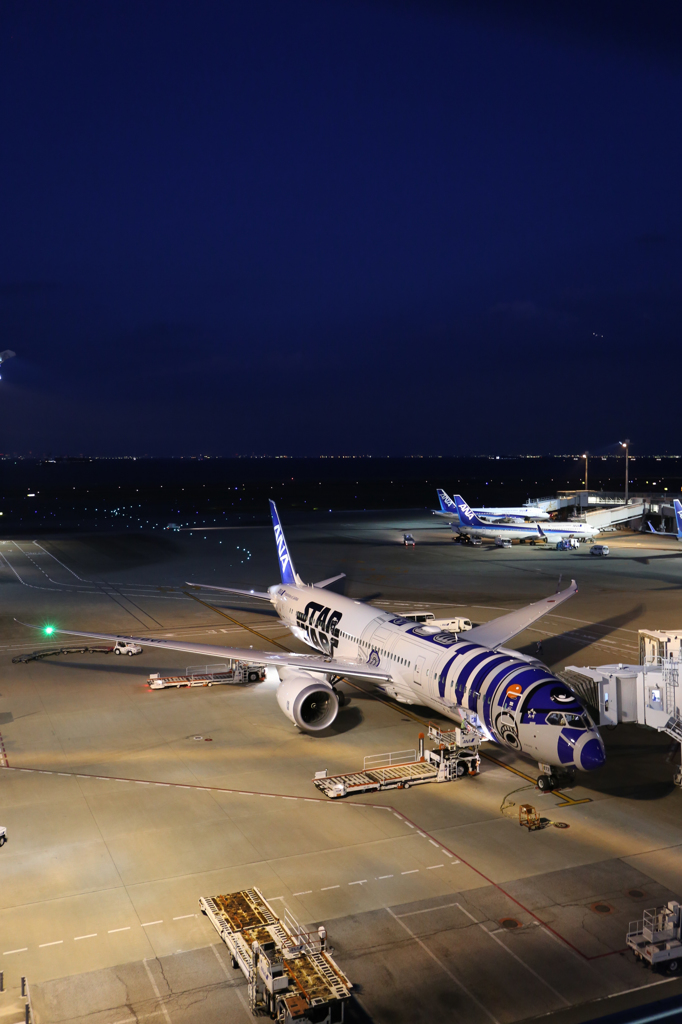 R2-D2 ANA STAR WARS JET と 夜空