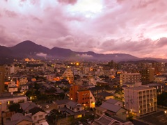 日没と迫る雨雲