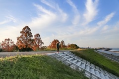 西日の差す川岸にて