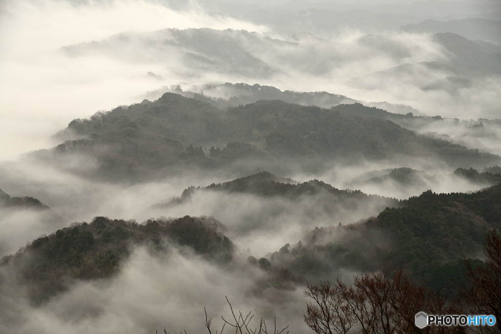 煙る山