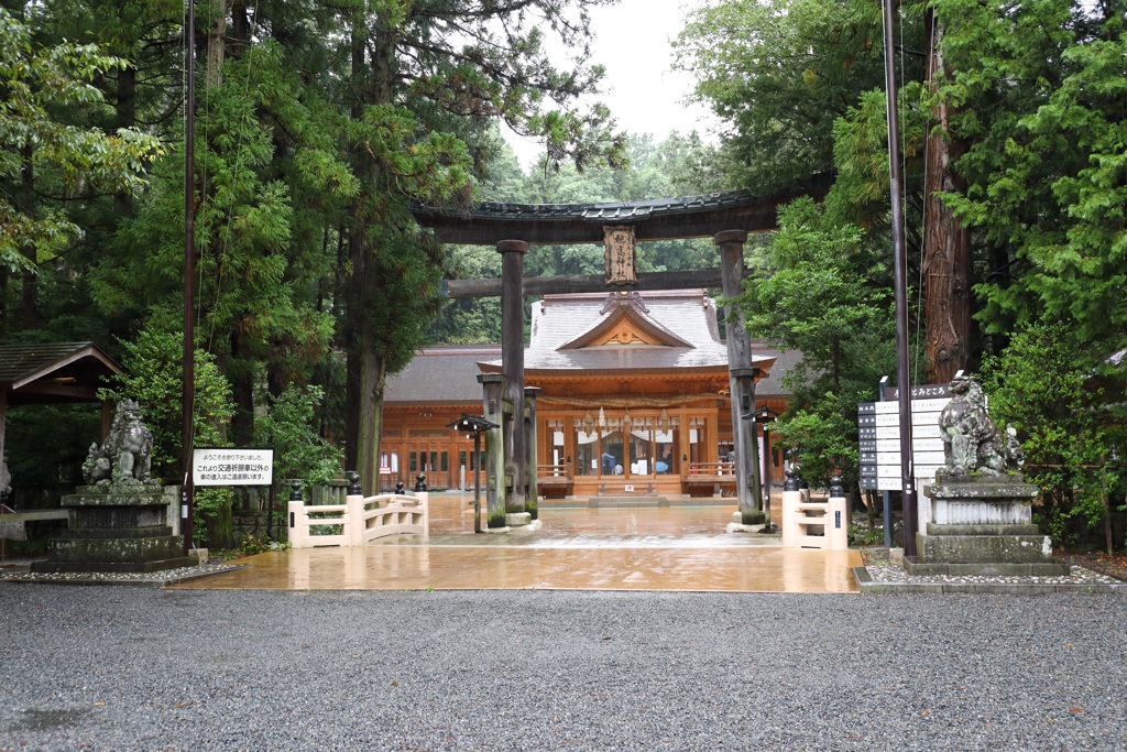 雨の穂高神社