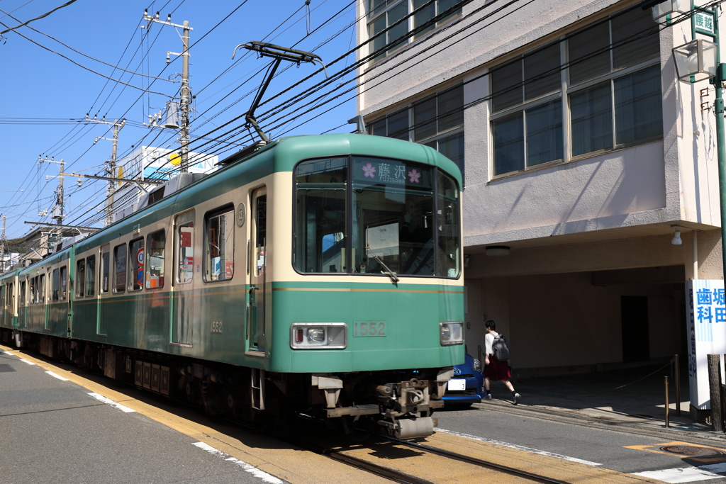 電車・車・人