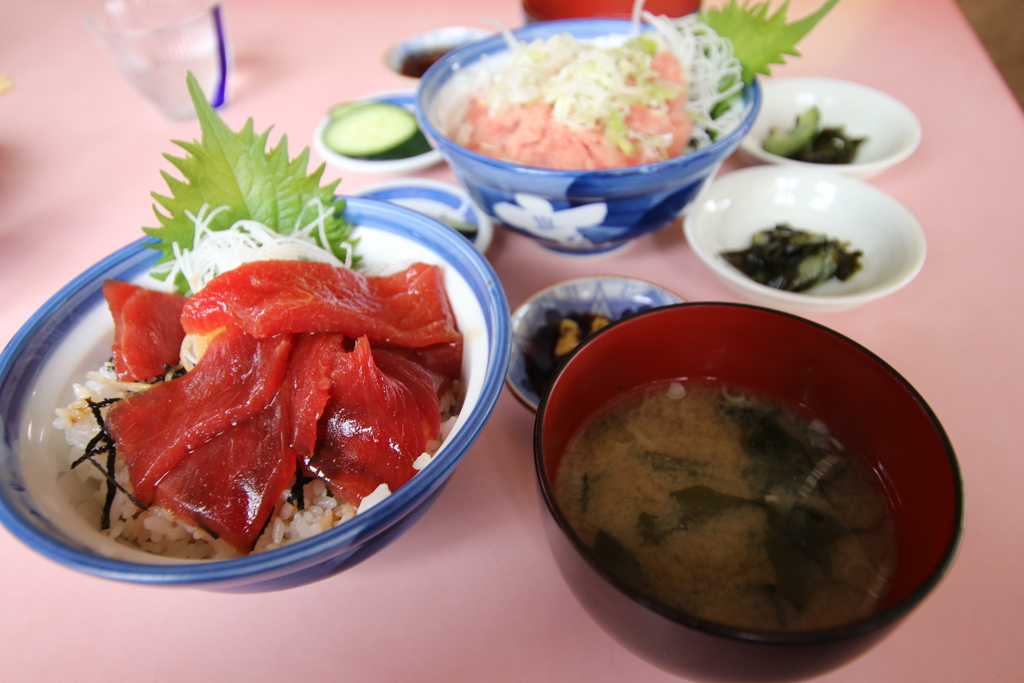 ピンまぐろ丼とネギトロ丼（笑）