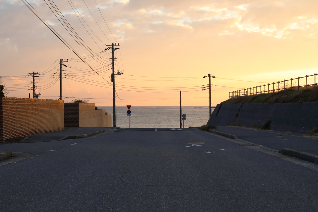 海まで続く道