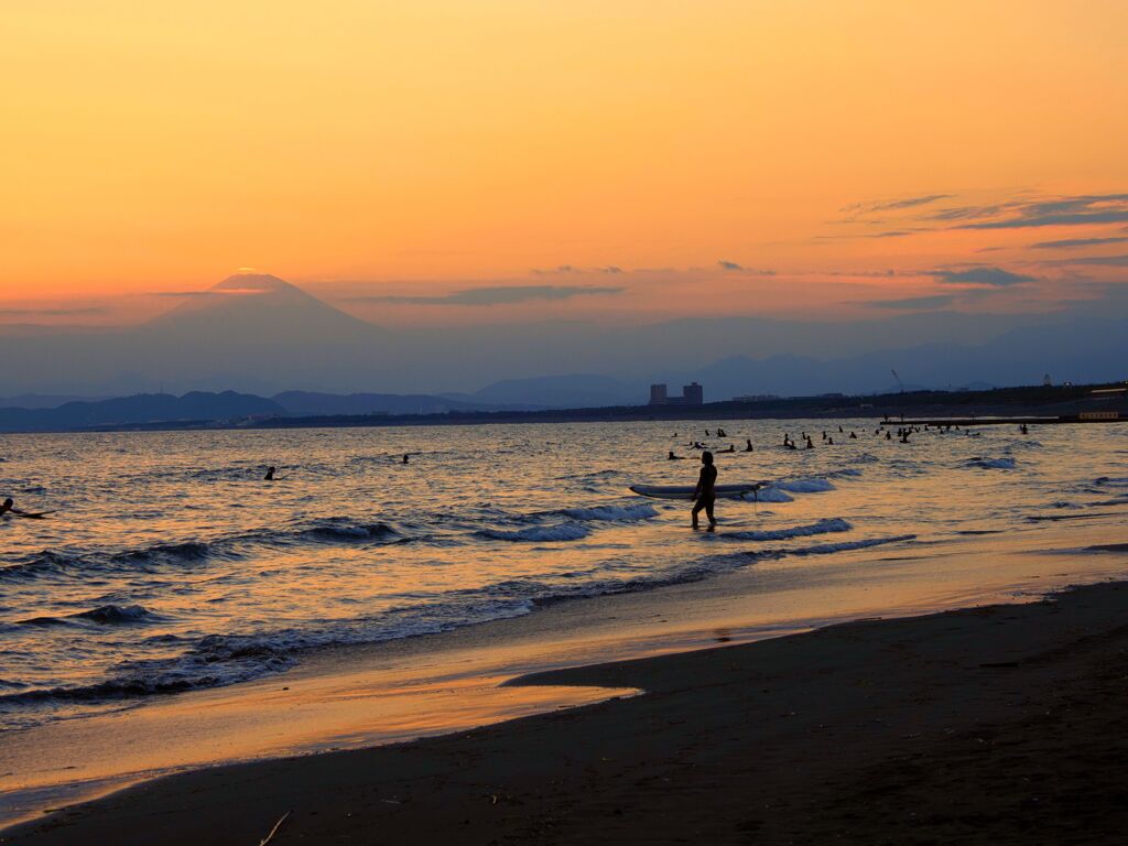 サーファーと夕暮れ