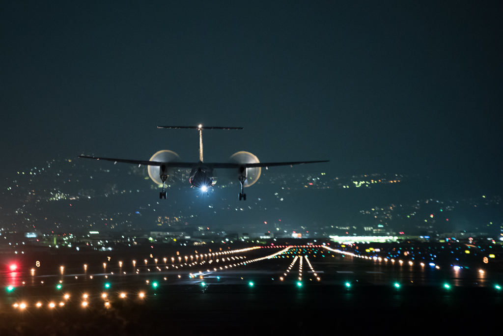 夜のプロペラ機到着^^