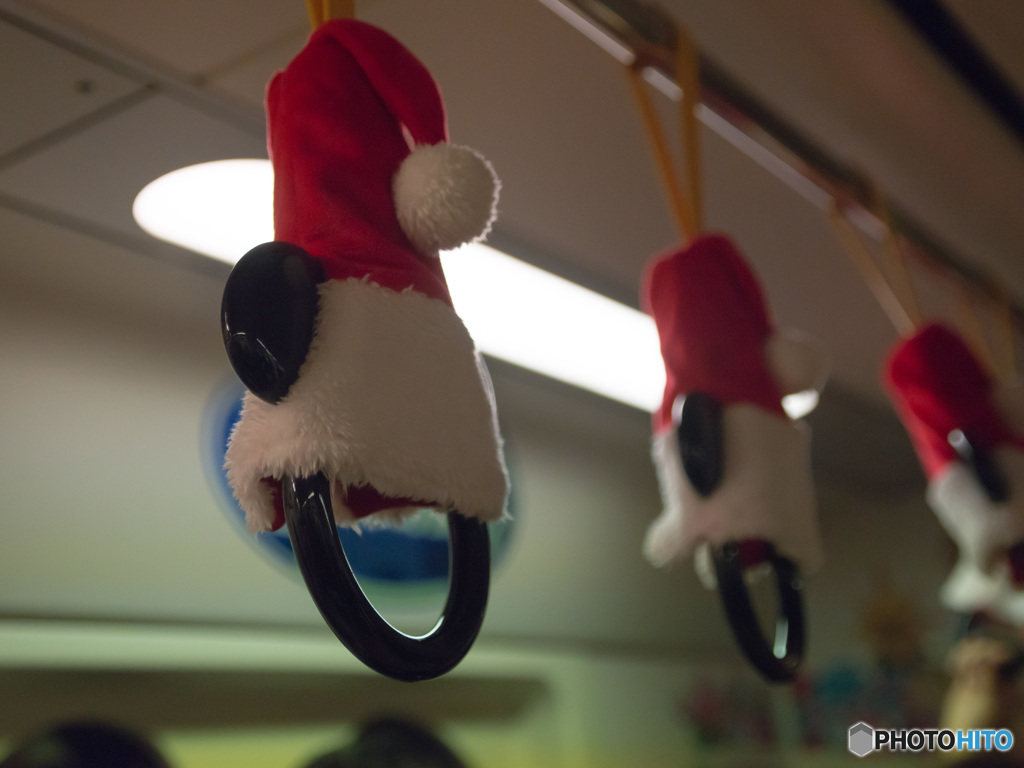 つり革もクリスマス