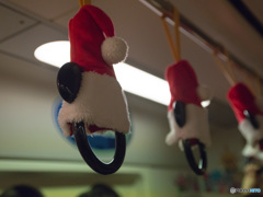 つり革もクリスマス