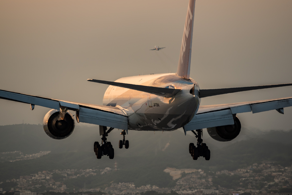 夕暮れの到着便　「Boeing 777-200」