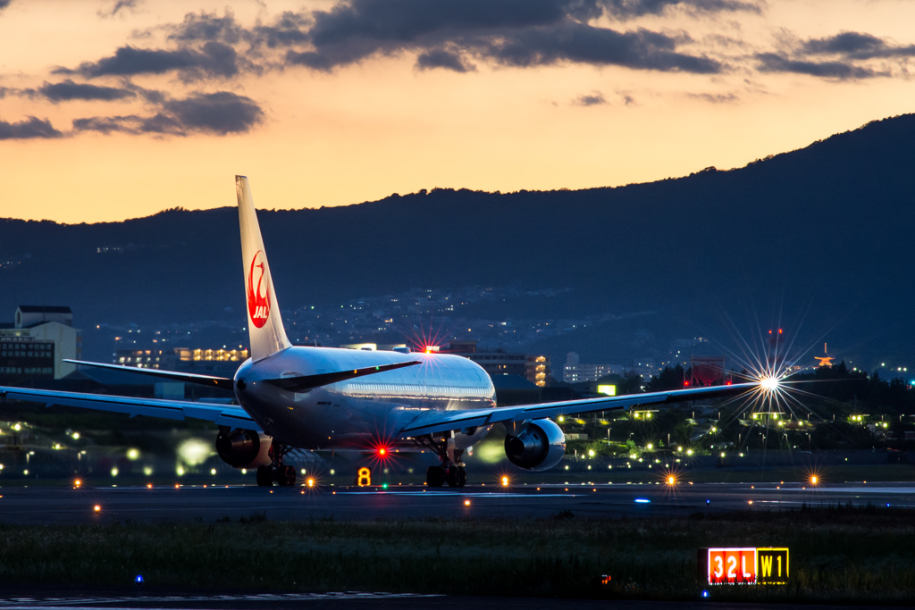 夕暮れの出発便　ボーイング767の出発