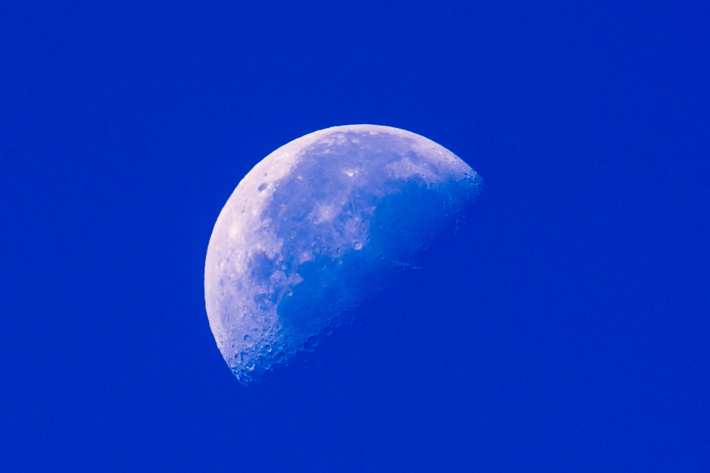 青い空、白い月