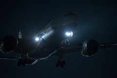 夜の到着便　「Boeing 787-8」