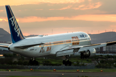 夕暮れ時 Boeing 767-300 STAR WARS ANA JET