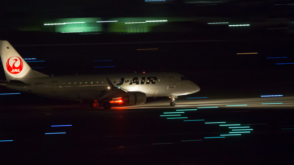 夜の空港　流し撮り　nikon1　①