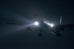霞がかった夜　「Boeing777-200」