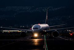 滑走路へ向かう　「Boeing 777-200 」