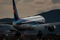 夕暮れの到着便　　「Boeing 777-200」