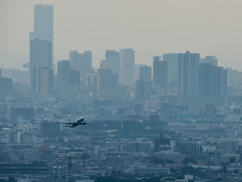 大阪の街と飛行機