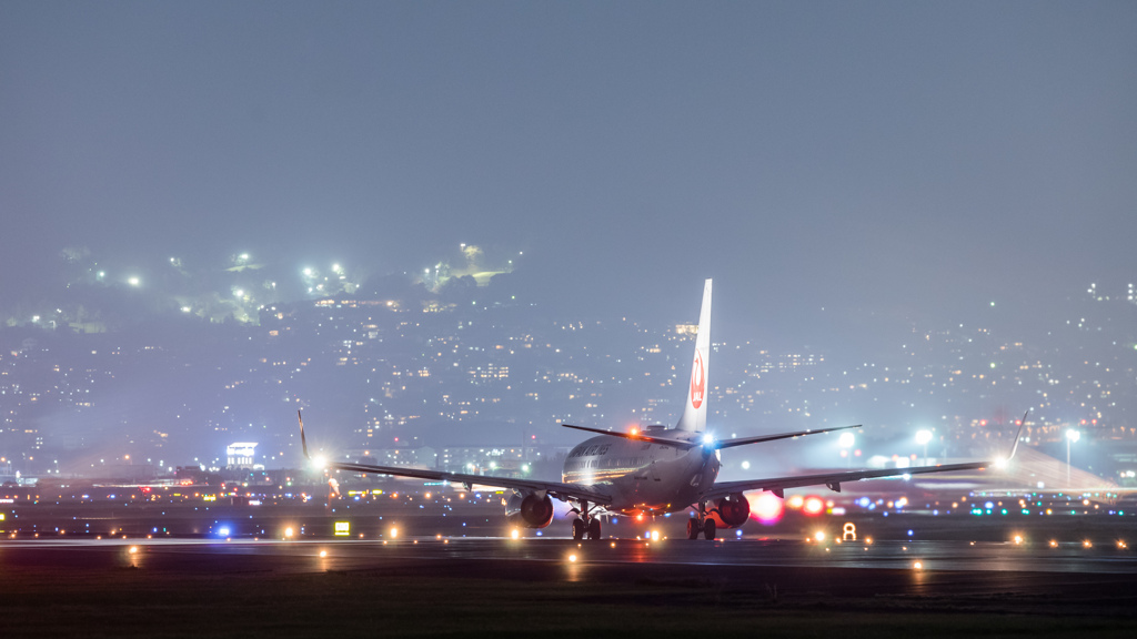 霞がかった夜　「Boeing737-800」