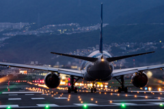 夕暮れの出発便　「Boeing 777-200」