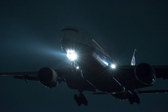 夜の到着便　「Boeing 777-200」