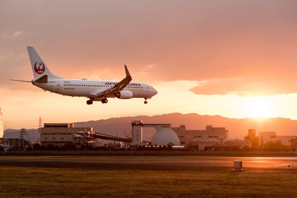 夕暮れと飛行機