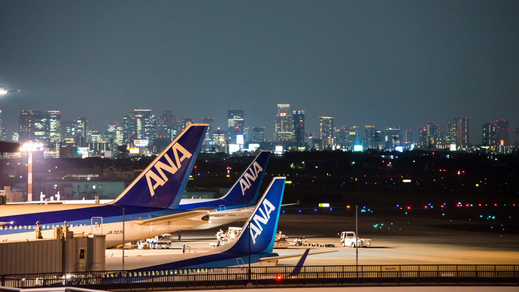 夜の空港から大阪の町並み