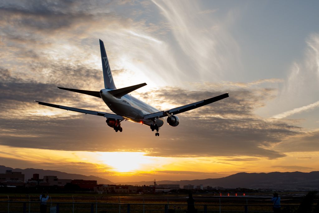 夕暮れの到着便　「Boeing 767-300」