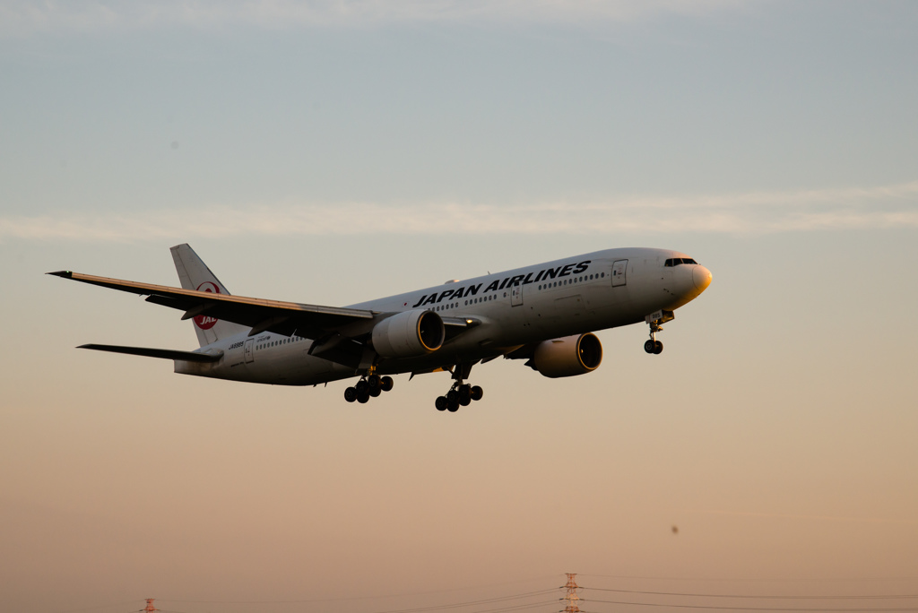 夕暮れのB777