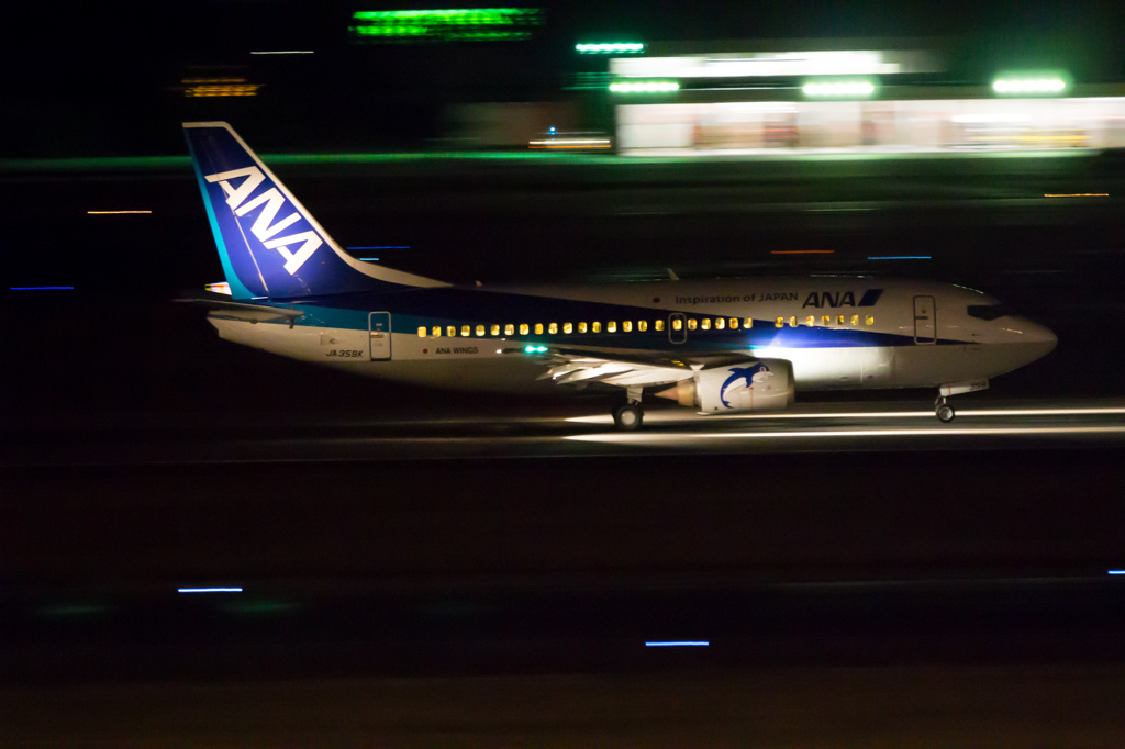 夜の空港　流し撮り　nikon1　②