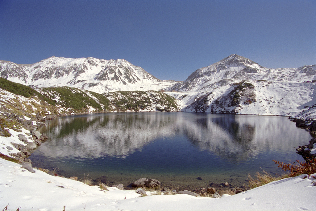 雪化粧の立山とみくりが池