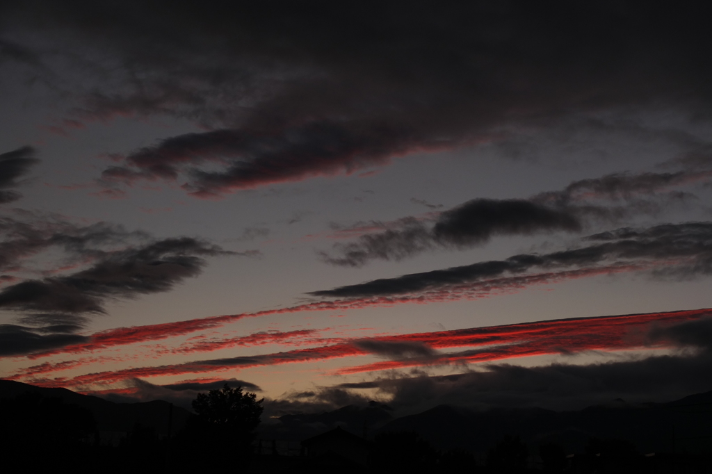 墨と紅の雲