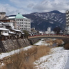 赤い太鼓橋と名残の雪