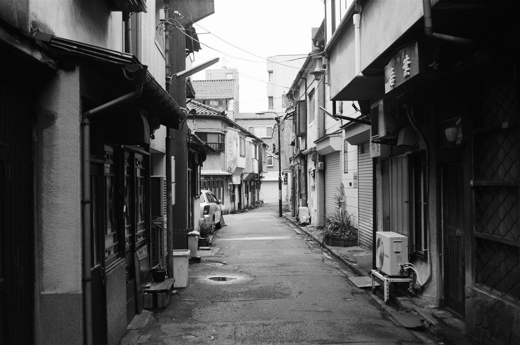 近所の路地裏