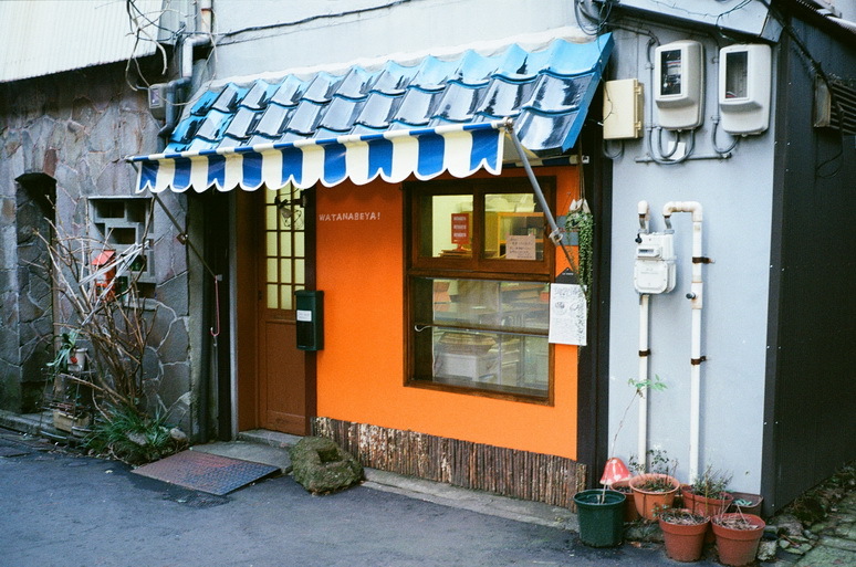 路地裏のかわいいお菓子屋さん