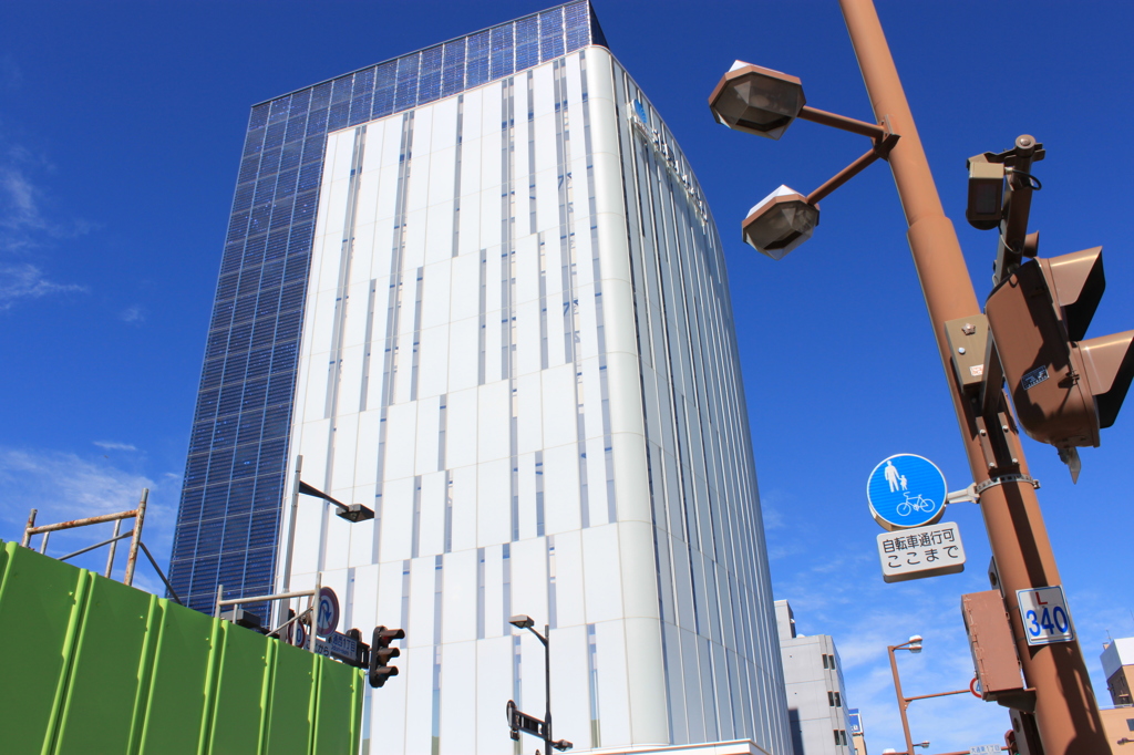 銀行と透き通った空