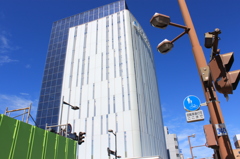 銀行と透き通った空
