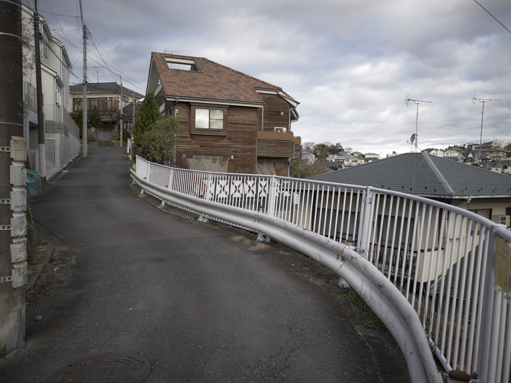 雲に向かう道