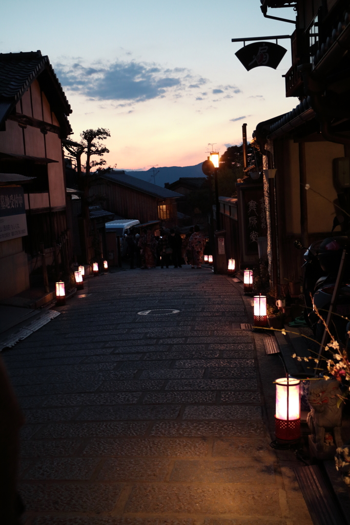 夕暮れの花灯路
