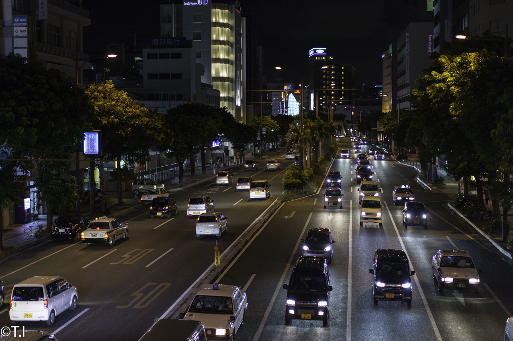 北へ延びる国道58号線