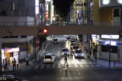 夜の繁華街への入口